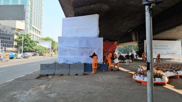 Pos Polisi di Bawah Flyover Slipi Dibakar Massa saat Demo, Kini Dibungkus Kain Putih Pos Polisi di Bawah Flyover Slipi Dibakar Massa saat Demo, Kini Dibungkus Kain Putih
