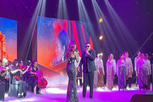 Novia Bachmid dan Toton Caribo Tampil Memukau di Panggung Pemimpin Daerah Awards 2026 Novia Bachmid dan Toton Caribo Tampil Memukau di Panggung Pemimpin Daerah Awards 2026