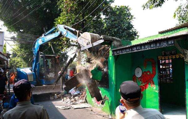 61 Bangunan Liar di Pinggir Kali Sentiong Jakpus Dibongkar, Warung hingga Kandang Hewan 61 Bangunan Liar di Pinggir Kali Sentiong Jakpus Dibongkar, Warung hingga Kandang Hewan