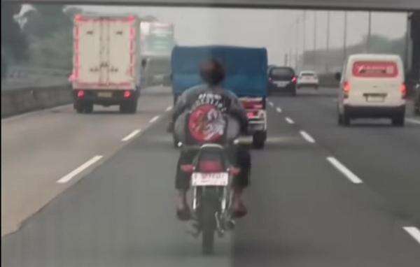 Polisi Tilang Pemotor Viral yang Nekat Masuk Tol Jagorawi Tanpa Helm Polisi Tilang Pemotor Viral yang Nekat Masuk Tol Jagorawi Tanpa Helm