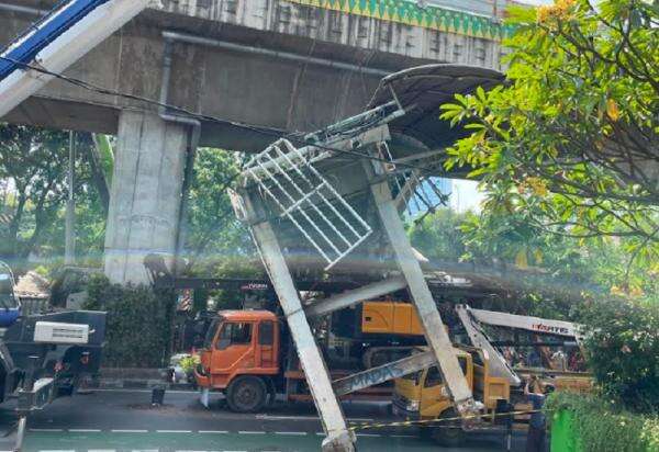 Truk Bawa Crane Mulai Dievakuasi usai Hantam JPO Tendean Jaksel, Arus Lalin Tersendat Truk Bawa Crane Mulai Dievakuasi usai Hantam JPO Tendean Jaksel, Arus Lalin Tersendat