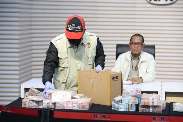 Penampakan Barang Bukti Kasus Korupsi BNPB, Uang Rp3,35 Miliar hingga Emas Batangan Penampakan Barang Bukti Kasus Korupsi BNPB, Uang Rp3,35 Miliar hingga Emas Batangan