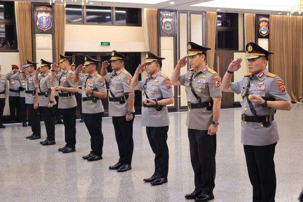 Kapolri Jenderal Suyudi Resmi Lantik Kapolda Baru, dari Komjen Dadang Hartanto hingga Irjen Pasma Royce Kapolri Jenderal Suyudi Resmi Lantik Kapolda Baru, dari Komjen Dadang Hartanto hingga Irjen Pasma Royce