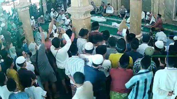 Viral di Sumenep! Warga Ramai Saksikan Prosesi Sumpah Pocong, Dipicu Tuduhan Santet Viral di Sumenep! Warga Ramai Saksikan Prosesi Sumpah Pocong, Dipicu Tuduhan Santet