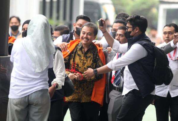 Ricuh! Roy Suryo Adu Mulut dengan Polisi Tolak Kenakan Baju Tahanan Ricuh! Roy Suryo Adu Mulut dengan Polisi Tolak Kenakan Baju Tahanan