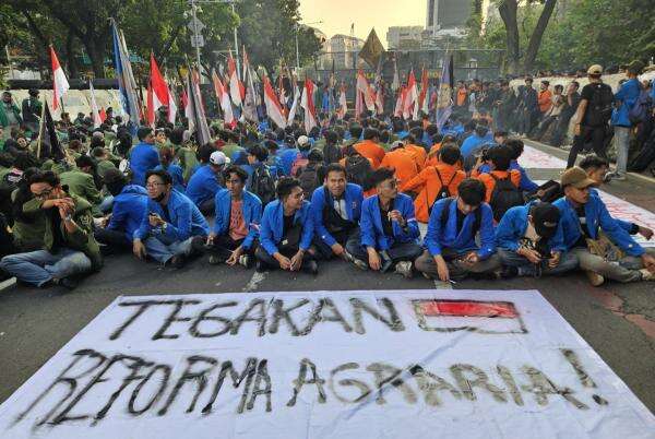 Gelombang Demonstrasi Berlanjut di Medan Merdeka Selatan, Mahasiswa Sampaikan Kritik Kebijakan Pemerintah Gelombang Demonstrasi Berlanjut di Medan Merdeka Selatan, Mahasiswa Sampaikan Kritik Kebijakan Pemerintah