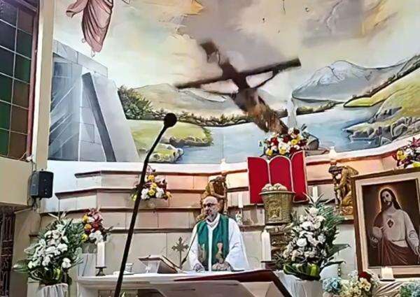 Tragis, Pastor Meninggal Setelah Tertimpa Salib saat Pimpin Misa Live Tragis, Pastor Meninggal Setelah Tertimpa Salib saat Pimpin Misa Live