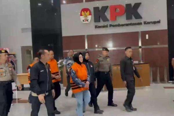 KPK Sita Uang-Perhiasan usai Geledah Rumah Dinas Bupati dan Kantor Dinas Kabupaten Sukoharjo KPK Sita Uang-Perhiasan usai Geledah Rumah Dinas Bupati dan Kantor Dinas Kabupaten Sukoharjo