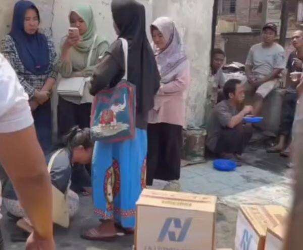 Istri Pelaku Pembakaran 10 Rumah di Lubuklinggau Sujud Minta Maaf ke Para Korban Istri Pelaku Pembakaran 10 Rumah di Lubuklinggau Sujud Minta Maaf ke Para Korban