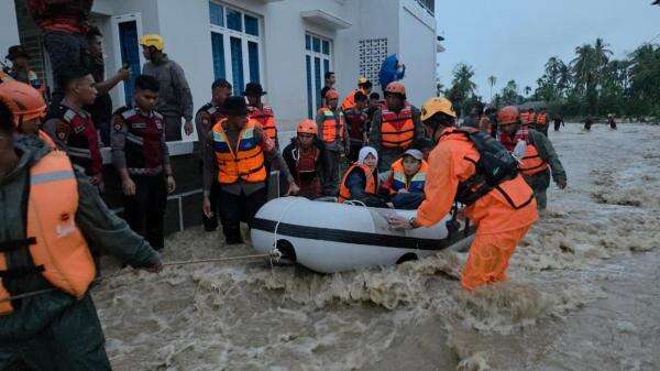 498 Warga Terdampak dan 120 Rumah Terendam Banjir di Padang 498 Warga Terdampak dan 120 Rumah Terendam Banjir di Padang
