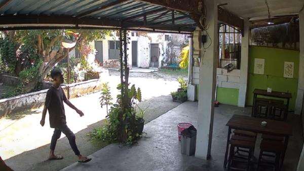 Kafe di Bangkalan Dibobol Maling Terekam CCTV, Pelaku Bawa Kabur Uang dan Tablet Kafe di Bangkalan Dibobol Maling Terekam CCTV, Pelaku Bawa Kabur Uang dan Tablet