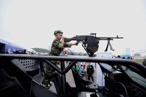 Melihat Alutsista pada TNI Fair 2026 di Monas Melihat Alutsista pada TNI Fair 2026 di Monas