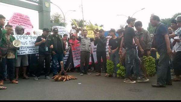 Lahan Garapan Dikuasai Pengembang, Ratusan Warga Parung Datangi Bupati dan DPRD Kabupaten Bogor Lahan Garapan Dikuasai Pengembang, Ratusan Warga Parung Datangi Bupati dan DPRD Kabupaten Bogor