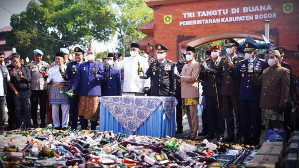 Polres Bogor Musnahkan Jutaan Obat Keras dan Ribuan Botol Miras Usai Upacara HUT Ke-81 RI Polres Bogor Musnahkan Jutaan Obat Keras dan Ribuan Botol Miras Usai Upacara HUT Ke-81 RI