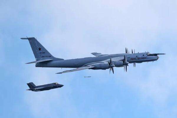 Pesawat Rusia Dekati Kapal Induk Inggris, 2 Jet Tempur Siluman F-35 London Beraksi Pesawat Rusia Dekati Kapal Induk Inggris, 2 Jet Tempur Siluman F-35 London Beraksi
