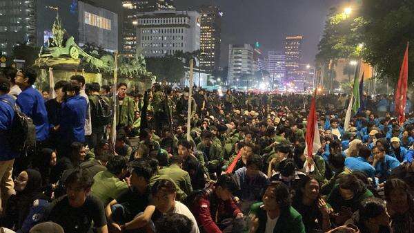 Makin Malam Mahasiswa Lakukan Duduk Diam di Aksi Indonesia Gelap, Ini Maksudnya Makin Malam Mahasiswa Lakukan Duduk Diam di Aksi Indonesia Gelap, Ini Maksudnya
