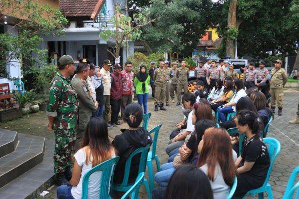 Anak-Anak Cantik Pekerja Kopi Cetol di Malang Digaji Rp1 Juta Per Bulan