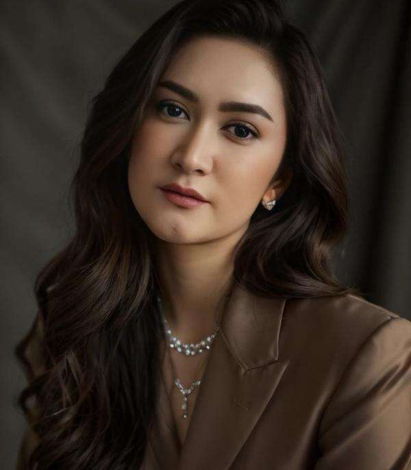 5 Artis Indonesia Pernah Terjerat Pinjol, Salah Satunya Hingga Rp80 Juta! 5 Artis Indonesia Pernah Terjerat Pinjol, Salah Satunya Hingga Rp80 Juta!