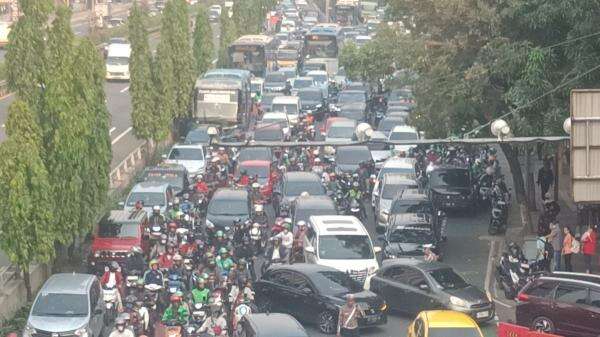 Arus Lalin Tidak Bergerak, Jalan Gatsu Arah Senayan-Blok M Ditutup Sore Ini