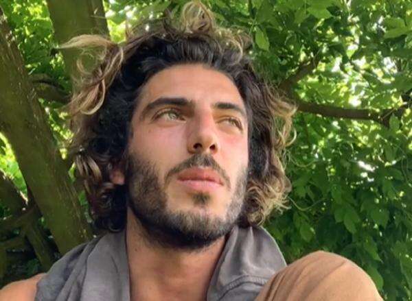 Siapa Axel Pons? Mantan Pembalap Moto2 yang Banting Setir Jadi Musafir Tanpa Alas Kaki ke Pakistan Siapa Axel Pons? Mantan Pembalap Moto2 yang Banting Setir Jadi Musafir Tanpa Alas Kaki ke Pakistan