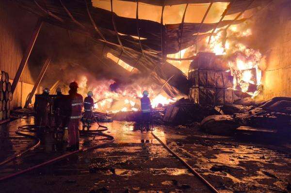 Kebakaran Pabrik Karet di Tangerang, Api Masih Berkobar sejak Semalam Kebakaran Pabrik Karet di Tangerang, Api Masih Berkobar sejak Semalam