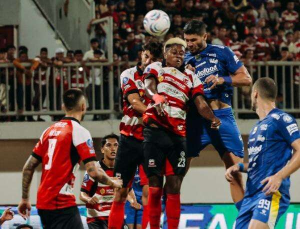 Hasil Babak Pertama Madura United vs Persib Bandung: Sengit, Skor Masih 0-0 Hasil Babak Pertama Madura United vs Persib Bandung: Sengit, Skor Masih 0-0