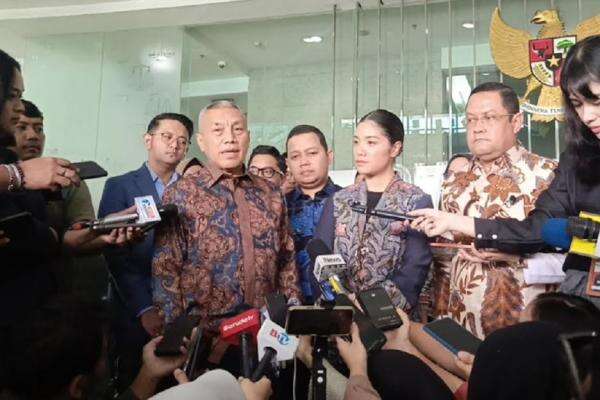 Nadiem Makarim Laporkan 4 Hakim Kasus Chromebook ke KY, Singgung Dugaan Manipulasi Fakta Sidang Nadiem Makarim Laporkan 4 Hakim Kasus Chromebook ke KY, Singgung Dugaan Manipulasi Fakta Sidang