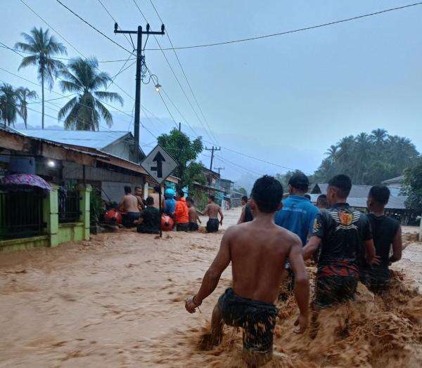 Sungai Meluap Picu Banjir Bandang di Hutanabolon Tapanuli Tengah Sungai Meluap Picu Banjir Bandang di Hutanabolon Tapanuli Tengah