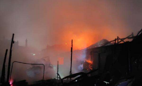 Kebakaran Landa Permukiman di Senen Jakpus, Pemadaman Masih Berlangsung Kebakaran Landa Permukiman di Senen Jakpus, Pemadaman Masih Berlangsung