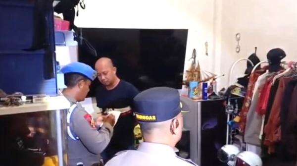 Propam Polres Gowa Gerebek Indekos, Oknum Polisi Kepergok Bersama Seorang Wanita Propam Polres Gowa Gerebek Indekos, Oknum Polisi Kepergok Bersama Seorang Wanita