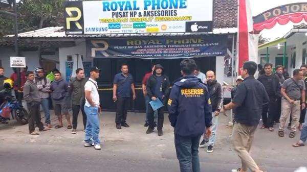 Dugaan Perampokan Toko HP di Semarang, Polisi Temukan Bercak Darah dan Pemilik Hilang Dugaan Perampokan Toko HP di Semarang, Polisi Temukan Bercak Darah dan Pemilik Hilang