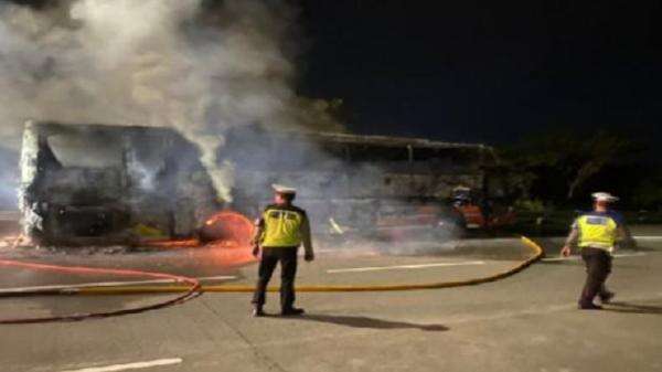 Bus PO Rosalia Indah Terbakar di Tol Sragen, Penumpang Panik Bus PO Rosalia Indah Terbakar di Tol Sragen, Penumpang Panik
