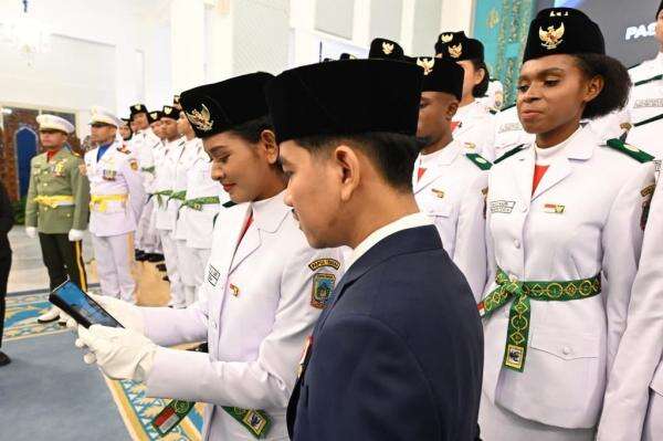 Momen Paskibraka asal Papua Tengah Ditemani Gibran Video Call dengan Orang Tua Momen Paskibraka asal Papua Tengah Ditemani Gibran Video Call dengan Orang Tua