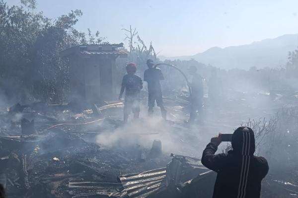 Kebakaran 2 Rumah Warga Mamasa gegara Korsleting Listrik, Uang Puluhan Juta Hangus Kebakaran 2 Rumah Warga Mamasa gegara Korsleting Listrik, Uang Puluhan Juta Hangus