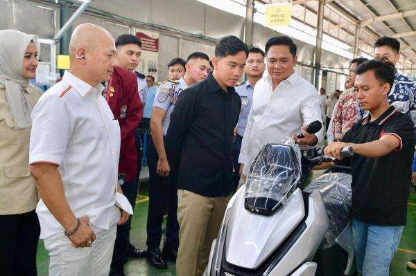 Gibran Minta Dunia Pendidikan Link and Match dengan Industri Kendaraan Listrik Gibran Minta Dunia Pendidikan Link and Match dengan Industri Kendaraan Listrik