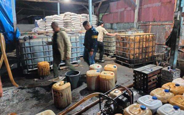 Polri Bongkar Praktik Penyelewengan Solar Subsidi di Riau, 6.500 Liter Disita Polri Bongkar Praktik Penyelewengan Solar Subsidi di Riau, 6.500 Liter Disita