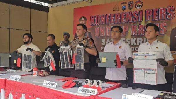 Rumah di Sidoarjo Diduga Jadi Markas Scamming Internasional, 8 WNA Vietnam Ditangkap Rumah di Sidoarjo Diduga Jadi Markas Scamming Internasional, 8 WNA Vietnam Ditangkap