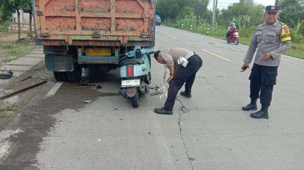 Pemotor Tabrak Truk Parkir di Jalan Raya Bojonegoro, Begini Kondisi Korban Pemotor Tabrak Truk Parkir di Jalan Raya Bojonegoro, Begini Kondisi Korban