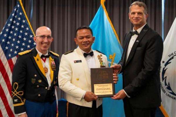 Hebat, Perwira Marinir TNI AL Raih 3 Penghargaan Bergengsi di Amerika Serikat Hebat, Perwira Marinir TNI AL Raih 3 Penghargaan Bergengsi di Amerika Serikat
