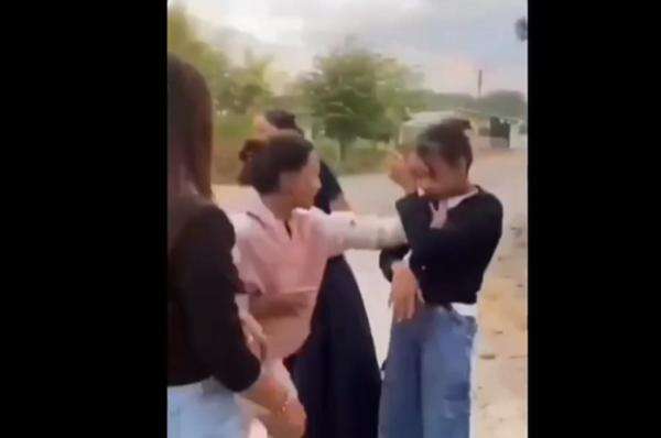 Viral Siswi SMP di Bondowoso Jadi Korban Bullying Siswi SMK, Diduga Dipicu Asmara! Viral Siswi SMP di Bondowoso Jadi Korban Bullying Siswi SMK, Diduga Dipicu Asmara!