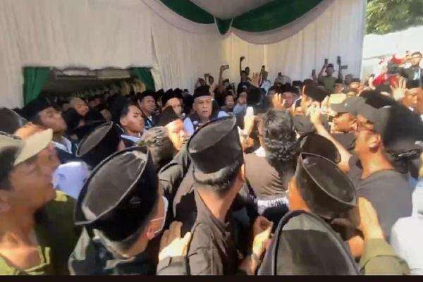 Keberatan Masa Iddah Politik, Massa Aksi Ngotot Masuk Ruang Sidang Muktamar ke-35 NU Keberatan Masa Iddah Politik, Massa Aksi Ngotot Masuk Ruang Sidang Muktamar ke-35 NU