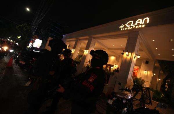 Polri Temukan Dolar Amerika dan Singapura dalam Brankas Kafe de’Clan, Jumlahnya Fantastis Polri Temukan Dolar Amerika dan Singapura dalam Brankas Kafe de’Clan, Jumlahnya Fantastis