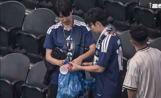 Viral Aksi Suporter Jepang Bersih-Bersih Stadion Usai Samurai Biru Imbangi Belanda di Piala Dunia 2026 Viral Aksi Suporter Jepang Bersih-Bersih Stadion Usai Samurai Biru Imbangi Belanda di Piala Dunia 2026
