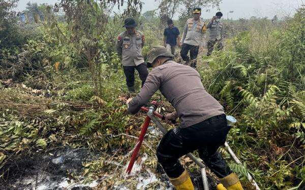 Tangani Karhutla di Taman Nasional Berbak, Polda Jambi Gunakan 1.400 Liter Cairan X-Fire Tangani Karhutla di Taman Nasional Berbak, Polda Jambi Gunakan 1.400 Liter Cairan X-Fire