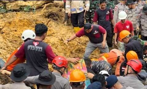 Artha Graha Peduli Turunkan Tim Bantu Korban Tanah Longsor di Tiban Batam Artha Graha Peduli Turunkan Tim Bantu Korban Tanah Longsor di Tiban Batam