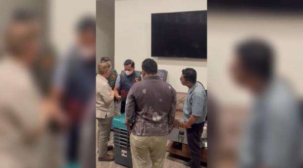 Kejagung Geledah Rumah Eks Jampidsus Febrie terkait Kasus TPPU, Sita Sejumlah Dokumen Kejagung Geledah Rumah Eks Jampidsus Febrie terkait Kasus TPPU, Sita Sejumlah Dokumen