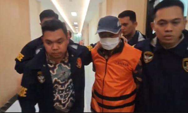 Sekda Lampung Tengah Welly Adiwantra Ditahan terkait Kasus Rekrutmen Honorer Rp7,38 Miliar Sekda Lampung Tengah Welly Adiwantra Ditahan terkait Kasus Rekrutmen Honorer Rp7,38 Miliar