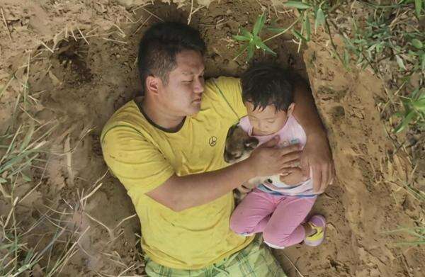 Viral! Seorang Ayah Menggali Kuburan untuk Mengenalkan Kematian ke Putrinya yang Sakit Keras Viral! Seorang Ayah Menggali Kuburan untuk Mengenalkan Kematian ke Putrinya yang Sakit Keras