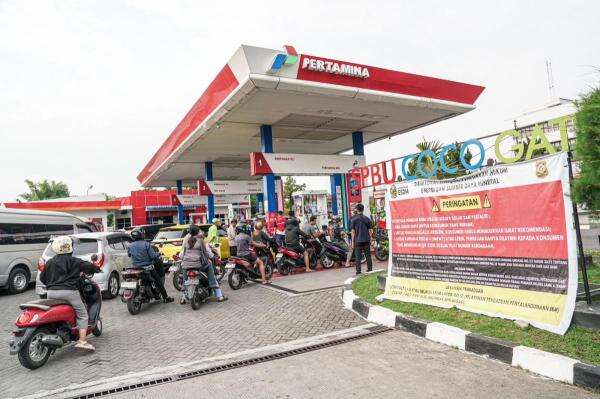 5 Fakta Antrean BBM di SPBU hingga Prajurit TNI Jadi Sopir Tangki Pertamina 5 Fakta Antrean BBM di SPBU hingga Prajurit TNI Jadi Sopir Tangki Pertamina