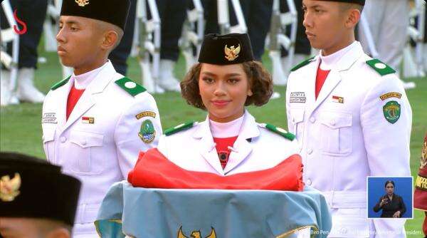 Neeltje Deliana Putri Papua Pembawa Baki Upacara Penurunan Bendera HUT ke-81 RI di Istana Neeltje Deliana Putri Papua Pembawa Baki Upacara Penurunan Bendera HUT ke-81 RI di Istana